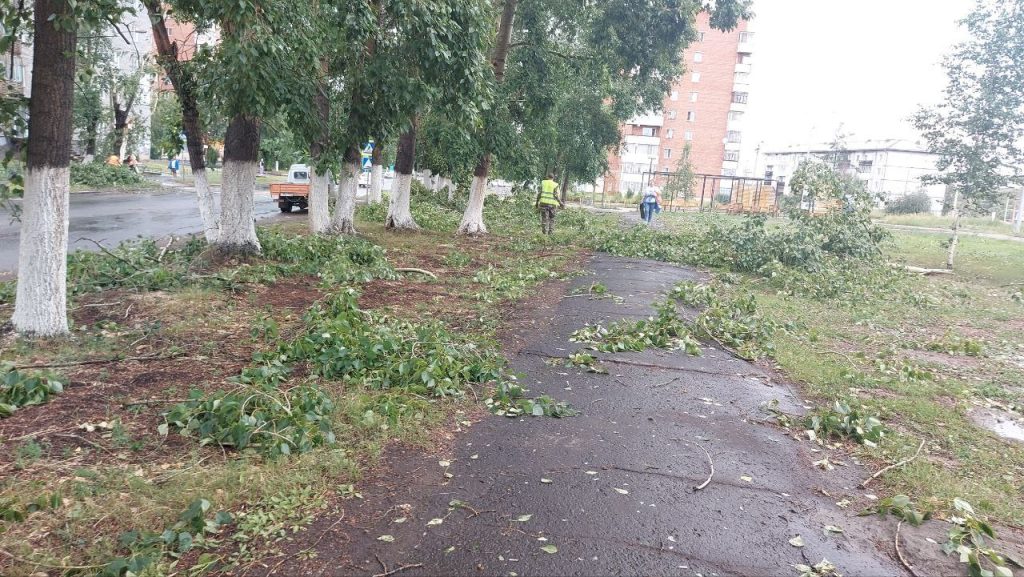 В Братске устраняют последствия дождя с градом