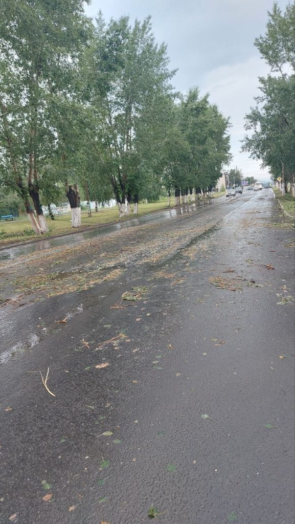 В Братске устраняют последствия дождя с градом