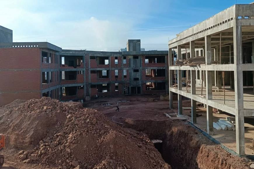 Строительство здания: бетон и кирпич, пустырь.