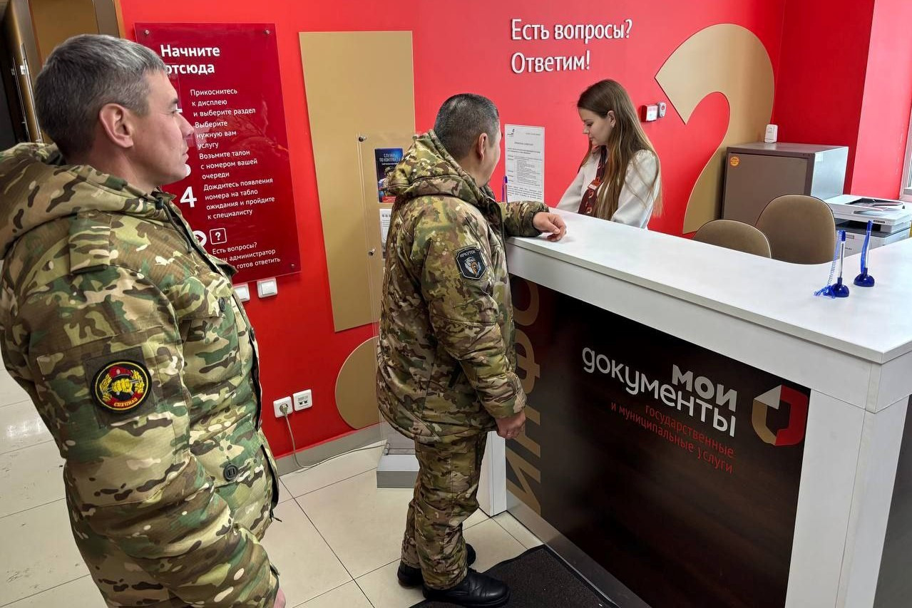 Солдаты в офисе государственных услуг