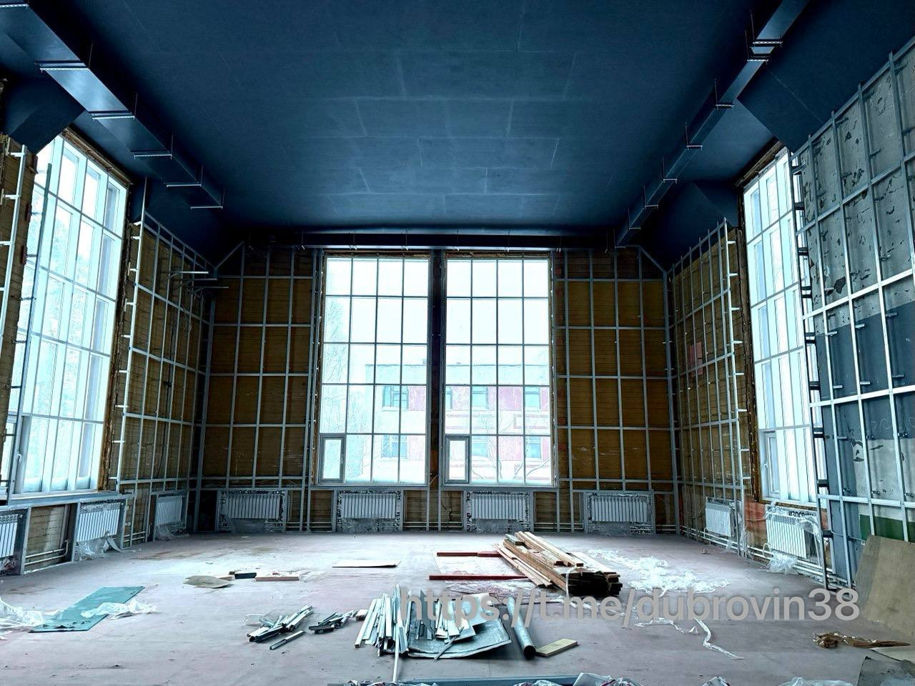 Большая комната в процессе ремонта с окнами.