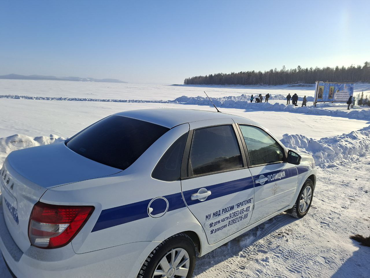 Полицейская машина на заснеженном зимнем пейзаже
