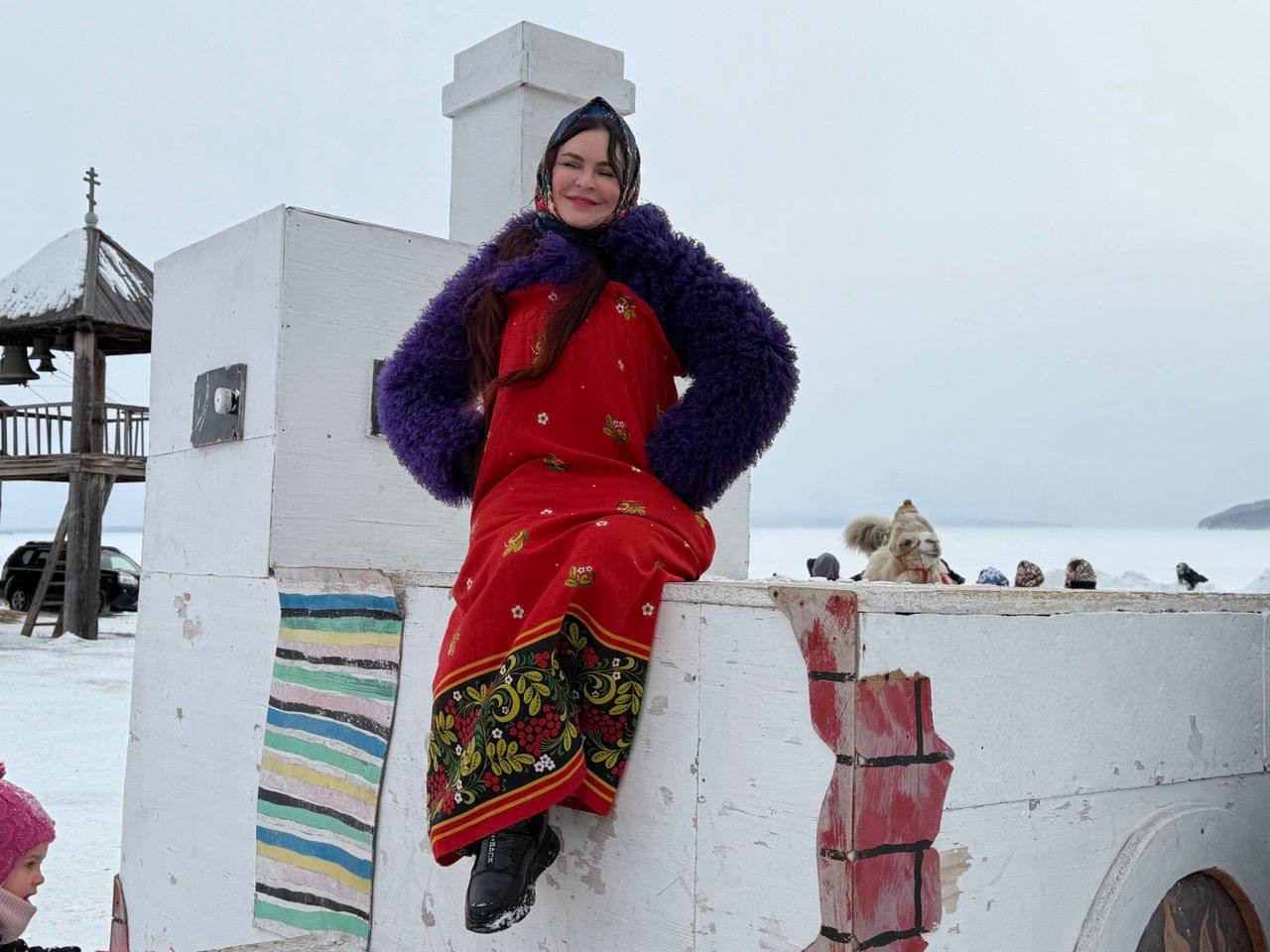 Девушка в костюме на зимнем мероприятии