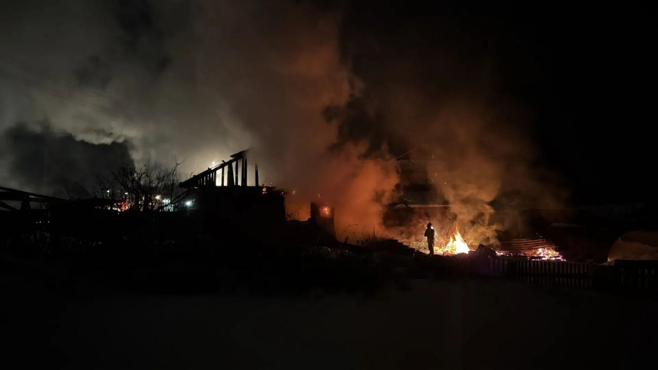 Ночной пожар: горящие здания и дым