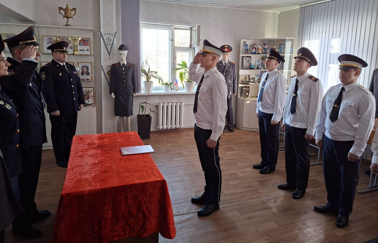 Курсанты в форме, церемония приветствия офицеров