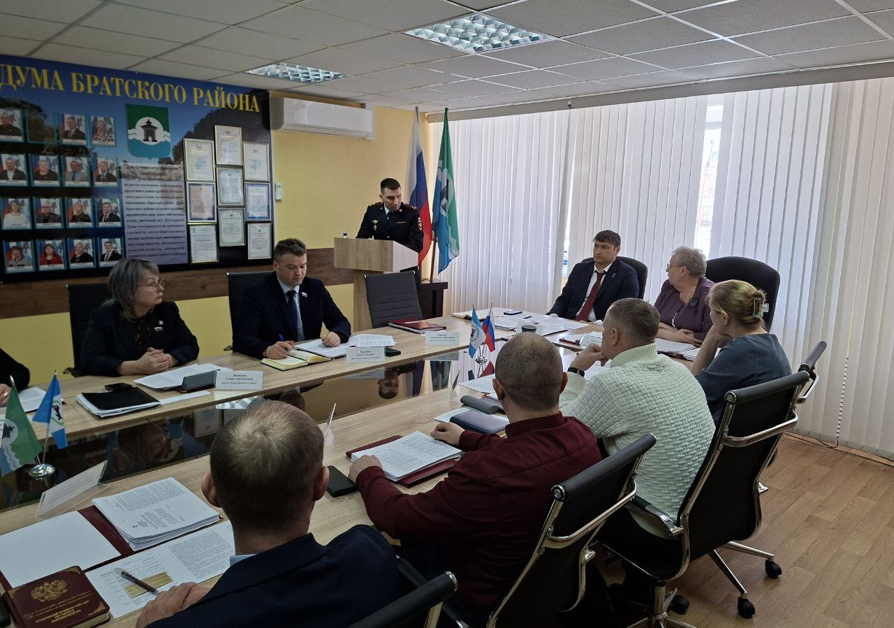 Заседание думы Братского района с докладчиком.