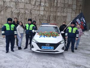 Люди позируют рядом с патрульной машиной