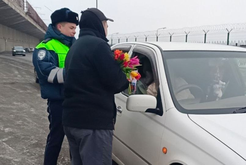 Полиция дарит цветы водителю в машине