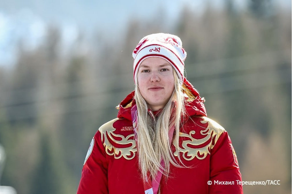Спортсменка в зимней одежде на улице