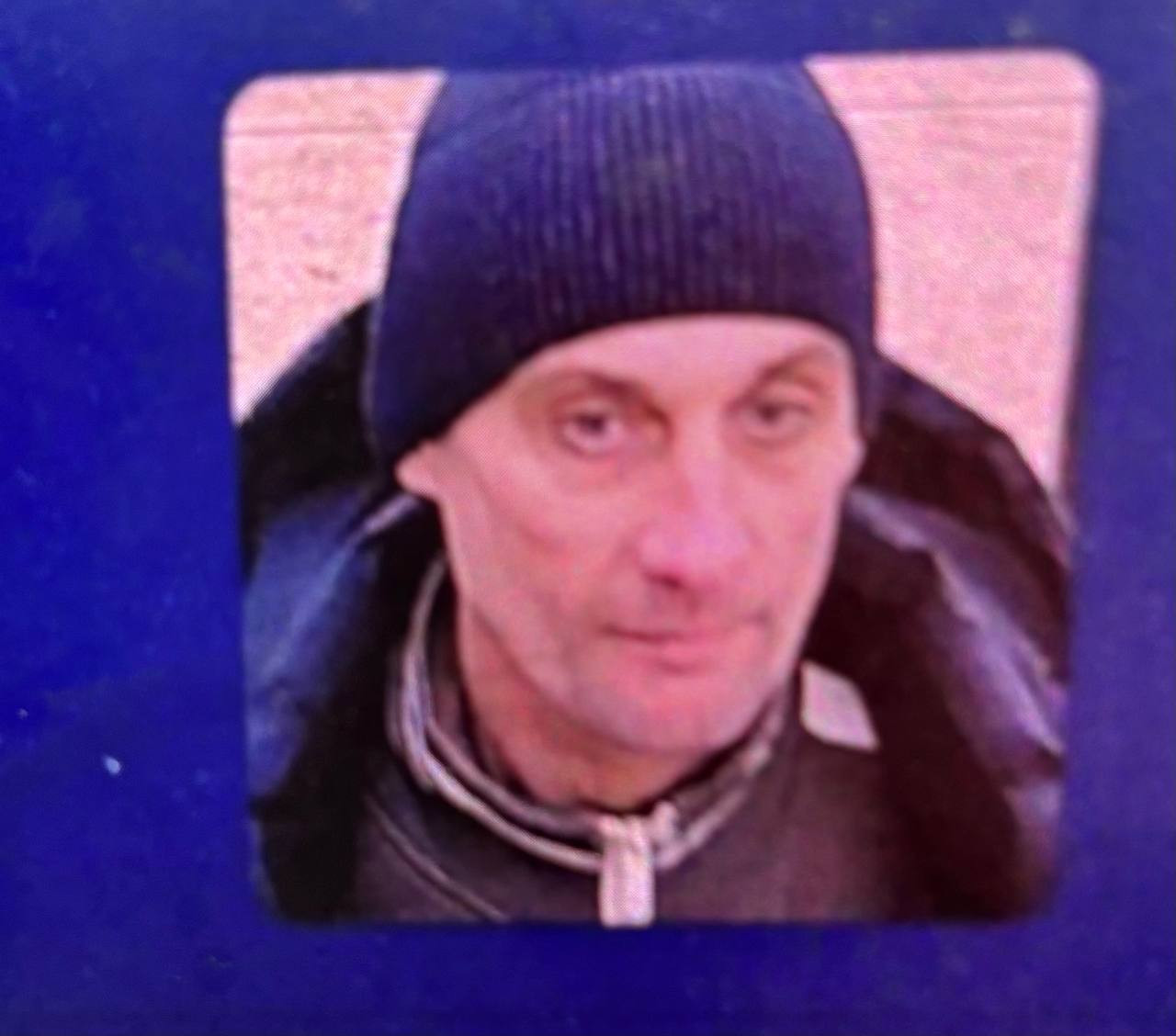 Человек в шапке на синем фоне