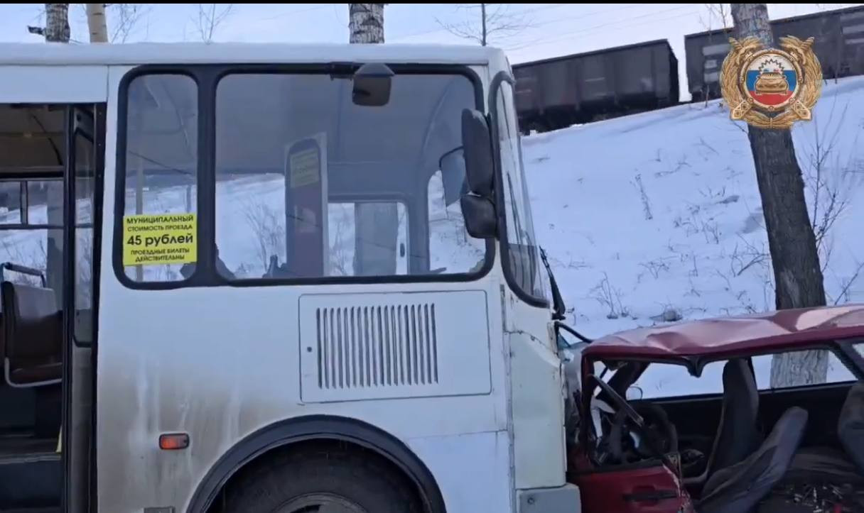 Автобус и разбитая машина на снегу