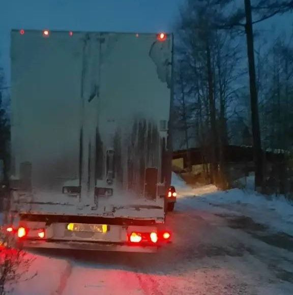 Грузовик на заснеженной дороге вечером