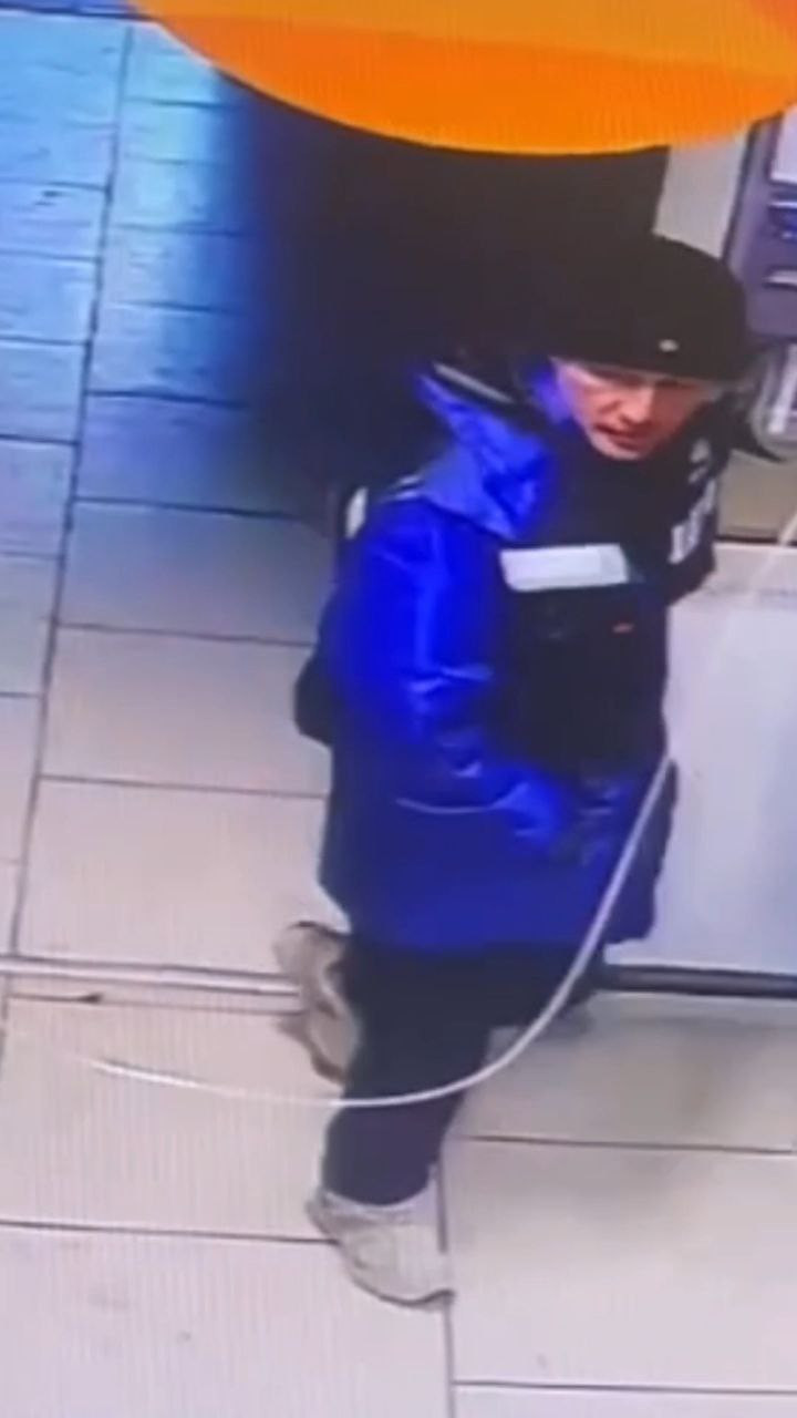 Человек в синем пальто на улице