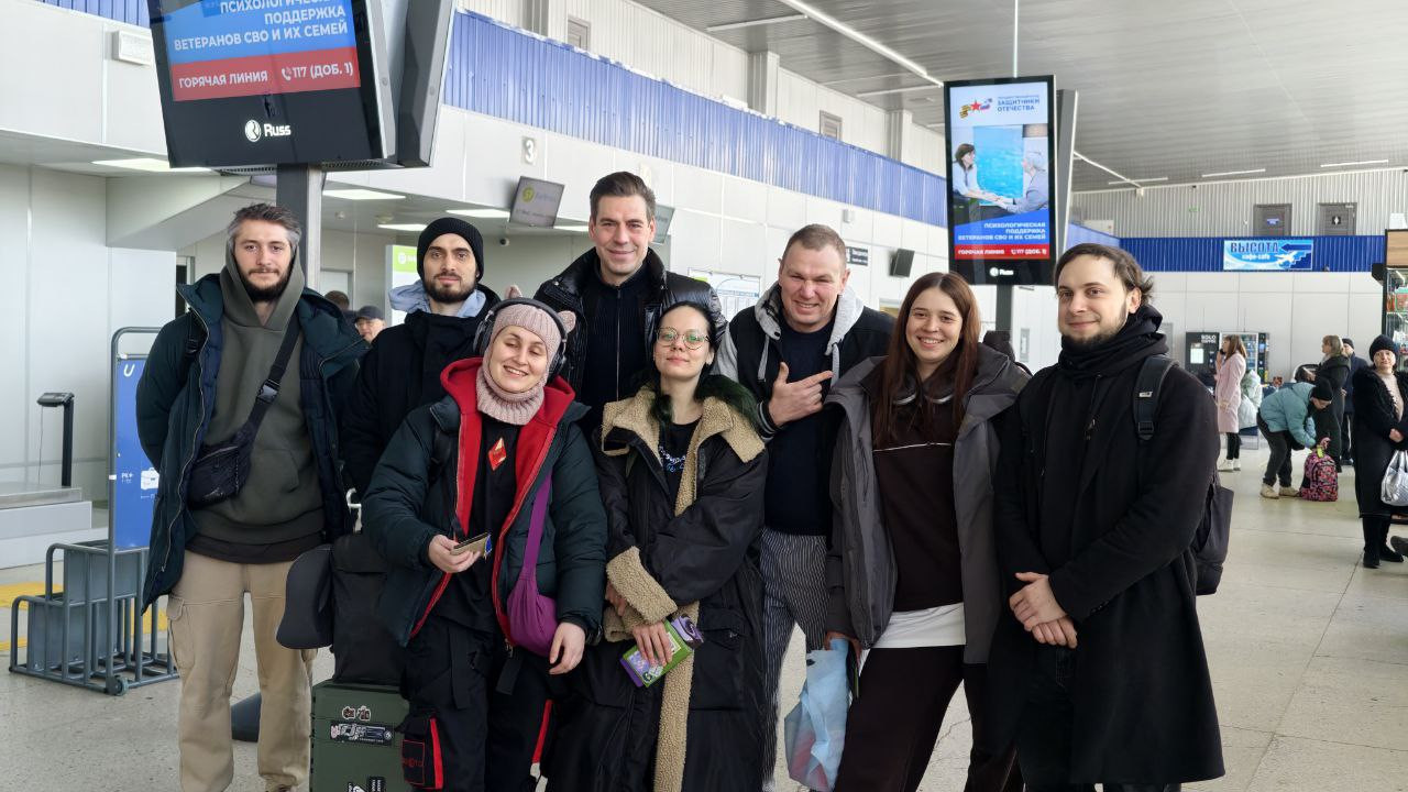 Группа людей в аэропорту