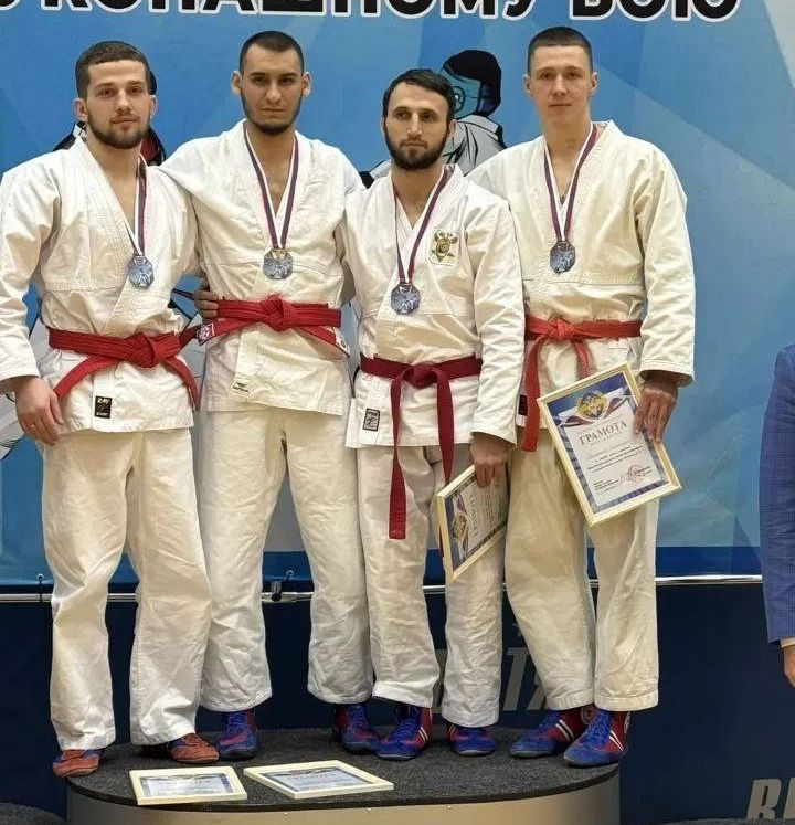 Четыре мужчины в кимоно на пьедестале