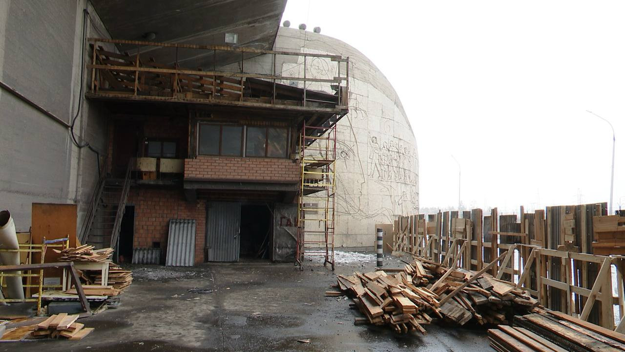 Старое здание и строительные материалы