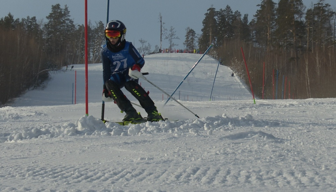 Спортсмен на горных лыжах на снежной трассе