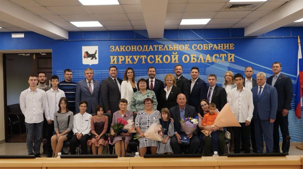 Почетный знак "Признание" вручили двоим жителям Иркутской области