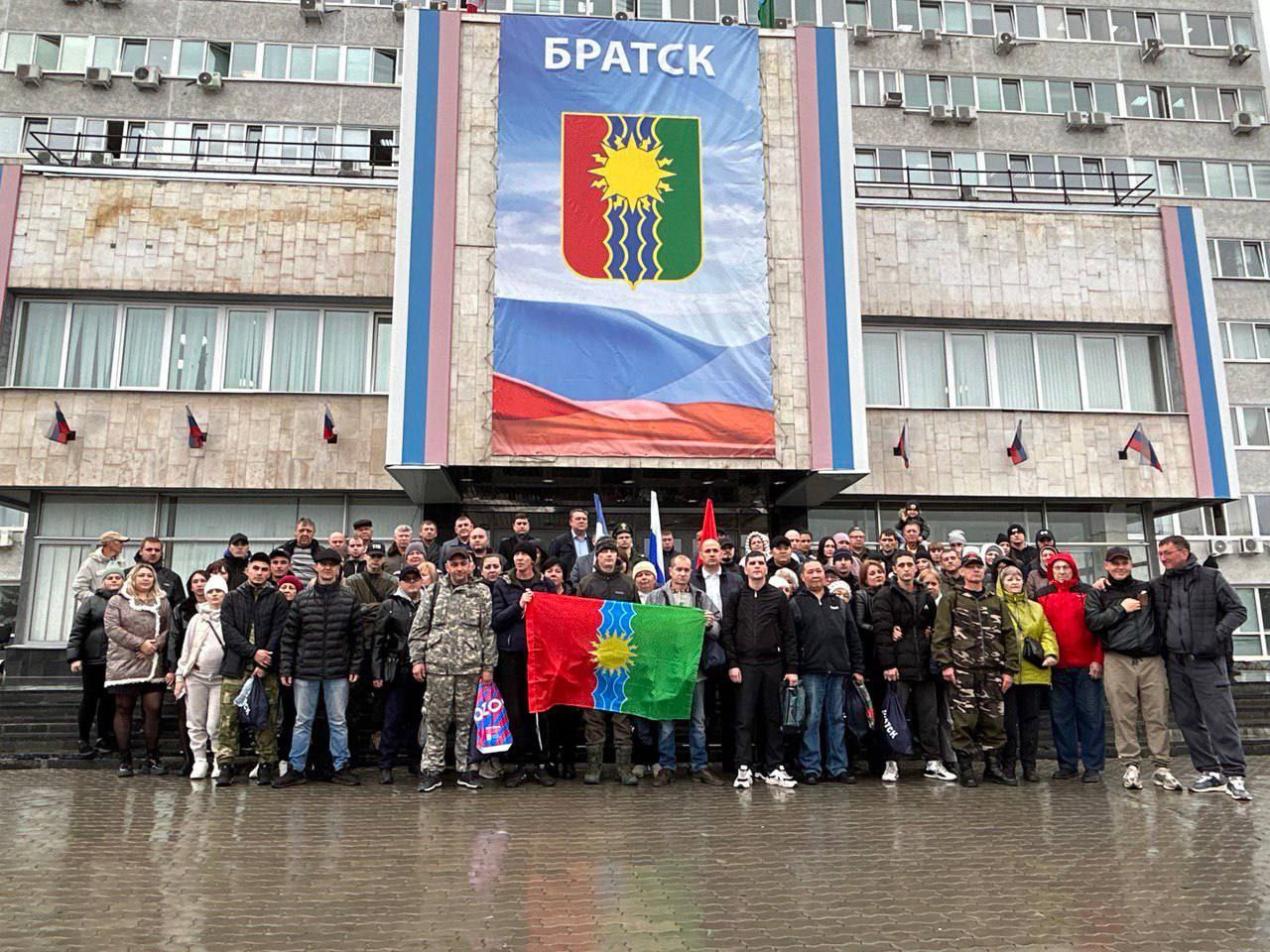 Поддержка и единство: Братск отправил 11 мужчин на службу по контракту