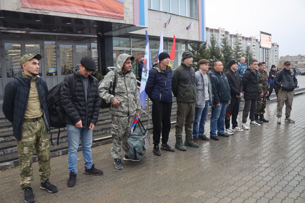 Поддержка и единство: Братск отправил 11 мужчин на службу по контракту