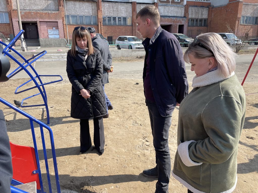 Подрядчик обещает закончить благоустройство детской площадки на Советской в  Братске — Твой Братск