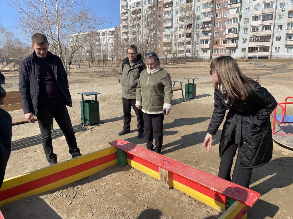 Подрядчик обещает закончить благоустройство детской площадки на Советской в  Братске — Твой Братск