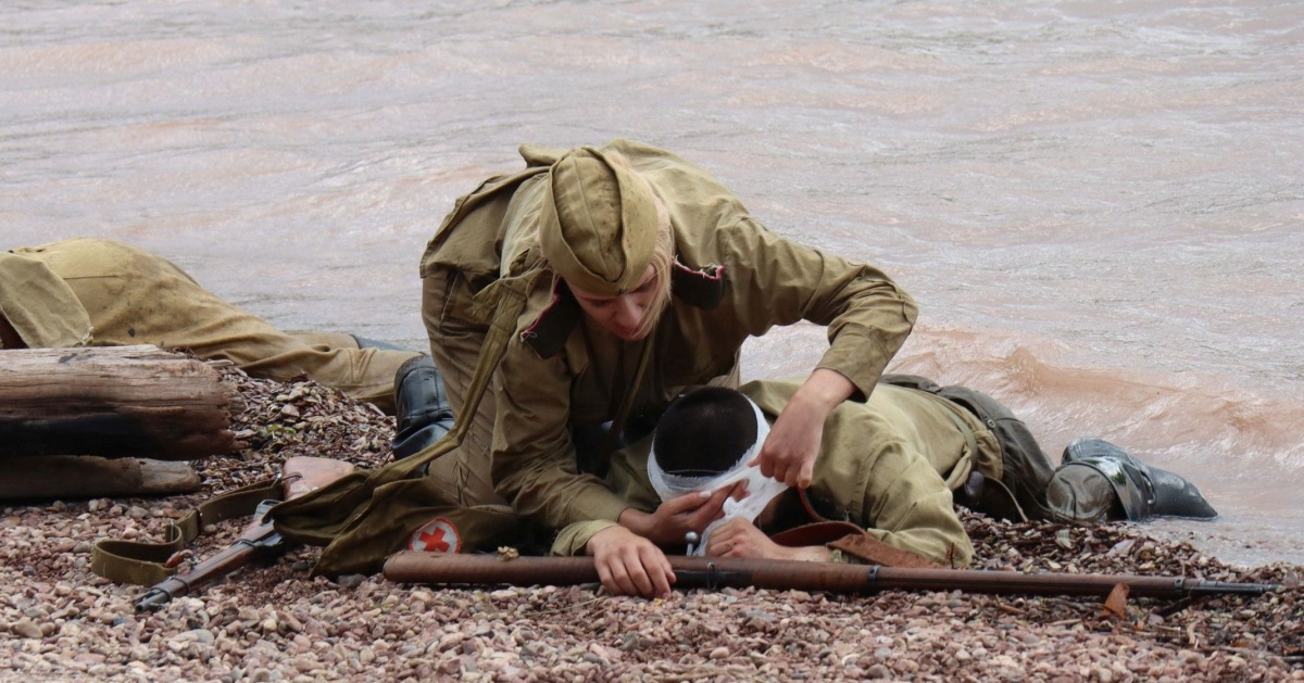 Подвиг Екатерины Дёминой воссоздали «реконструкторы» на берегу Братского моря
