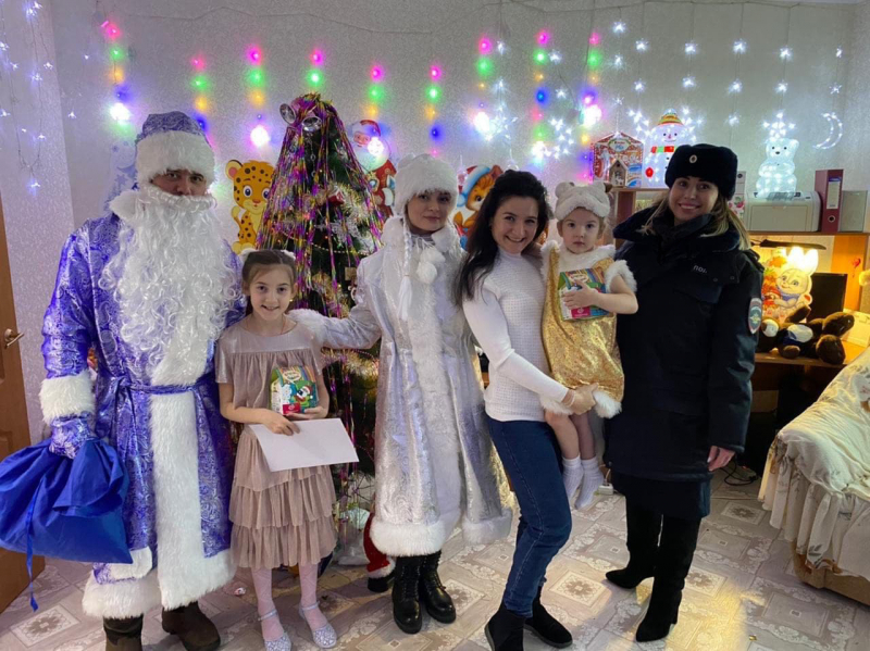 Полицейские переоделись в Деда Мороза и Снегурочку и устроили для юных братчан сюрприз