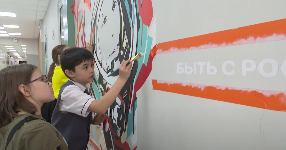 Portret Yuriya Gagarina Ukrashaet Stenu Na 1 Etazhe Shkoly 18 V Bratske 5