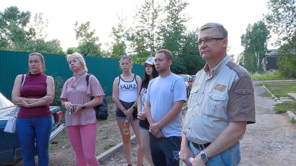 Группа людей на улице.