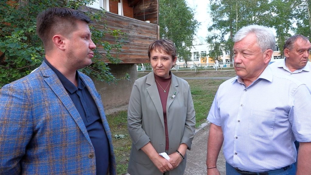 Группа людей разговаривает на улице