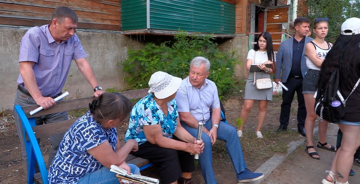 Люди разговаривают на улице.