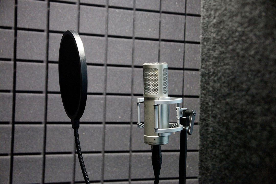 Микрофон в звукозаписывающей студии