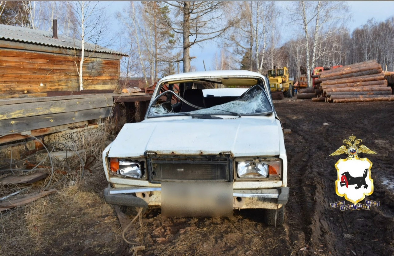 Повреждённый белый автомобиль с разбитым лобовым стеклом