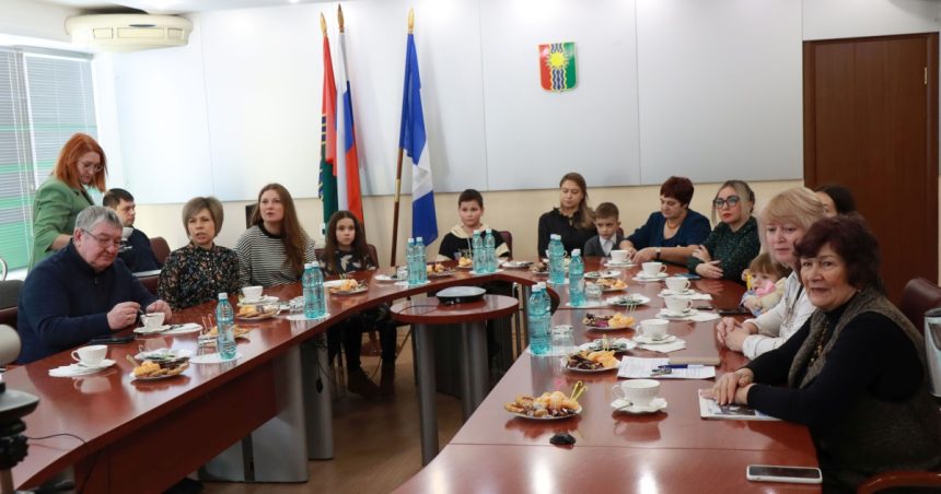 Pyatero Voennosluzhaschih Iz Bratska V Rezhime Videosvyazi Poobschalis So Svoimi Semyami