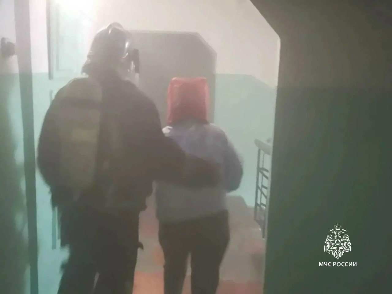 На пожаре из-за мусора в Братске спасли двоих человек