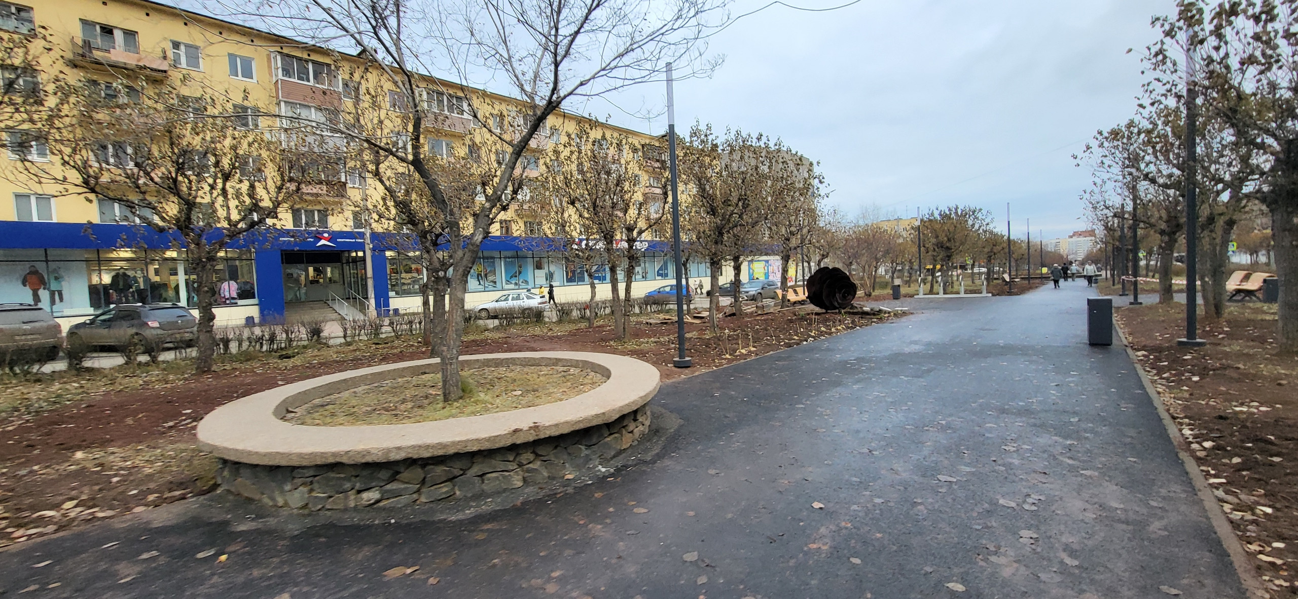 Осенний городской пейзаж с тротуаром