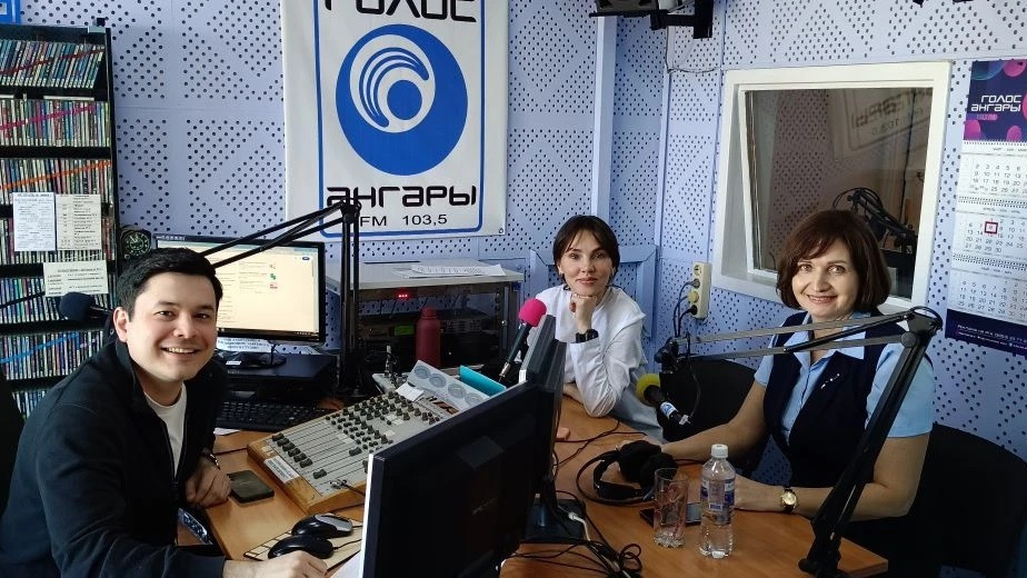 Радиоведущие в студии на радиоэфире