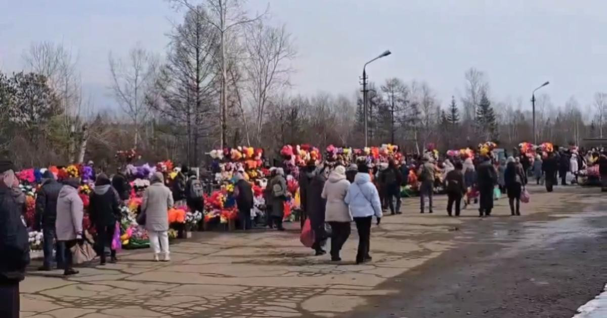 Люди покупают цветы на уличном рынке