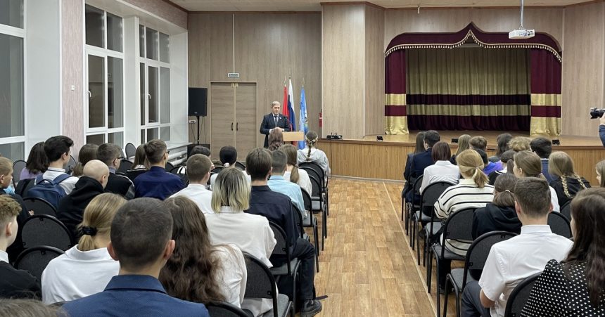 "Разговоры о важном": Александр Большешапов обсудил важность изучения истории государства с учениками школы № 31