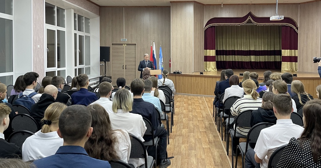 "Разговоры о важном": Александр Большешапов обсудил важность изучения истории государства с учениками школы № 31