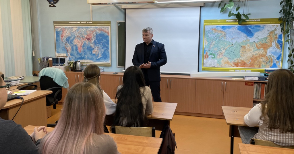 «Разговоры о важном»: Денис Шепель провел урок у старшеклассников школы № 35