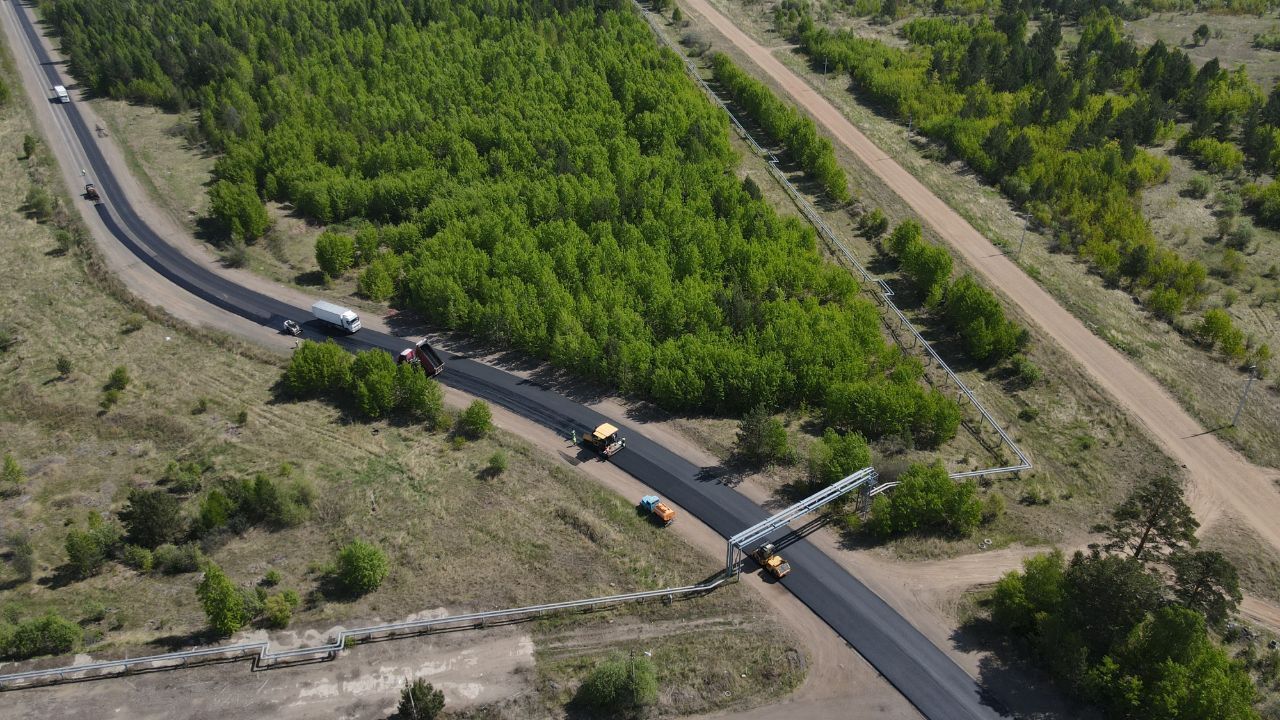 Строительство дороги в лесистой местности.