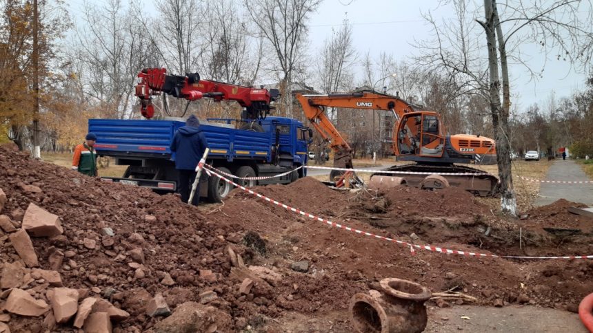 Ремонт водовода на Южной в Братске: причиной утечки стал перелом