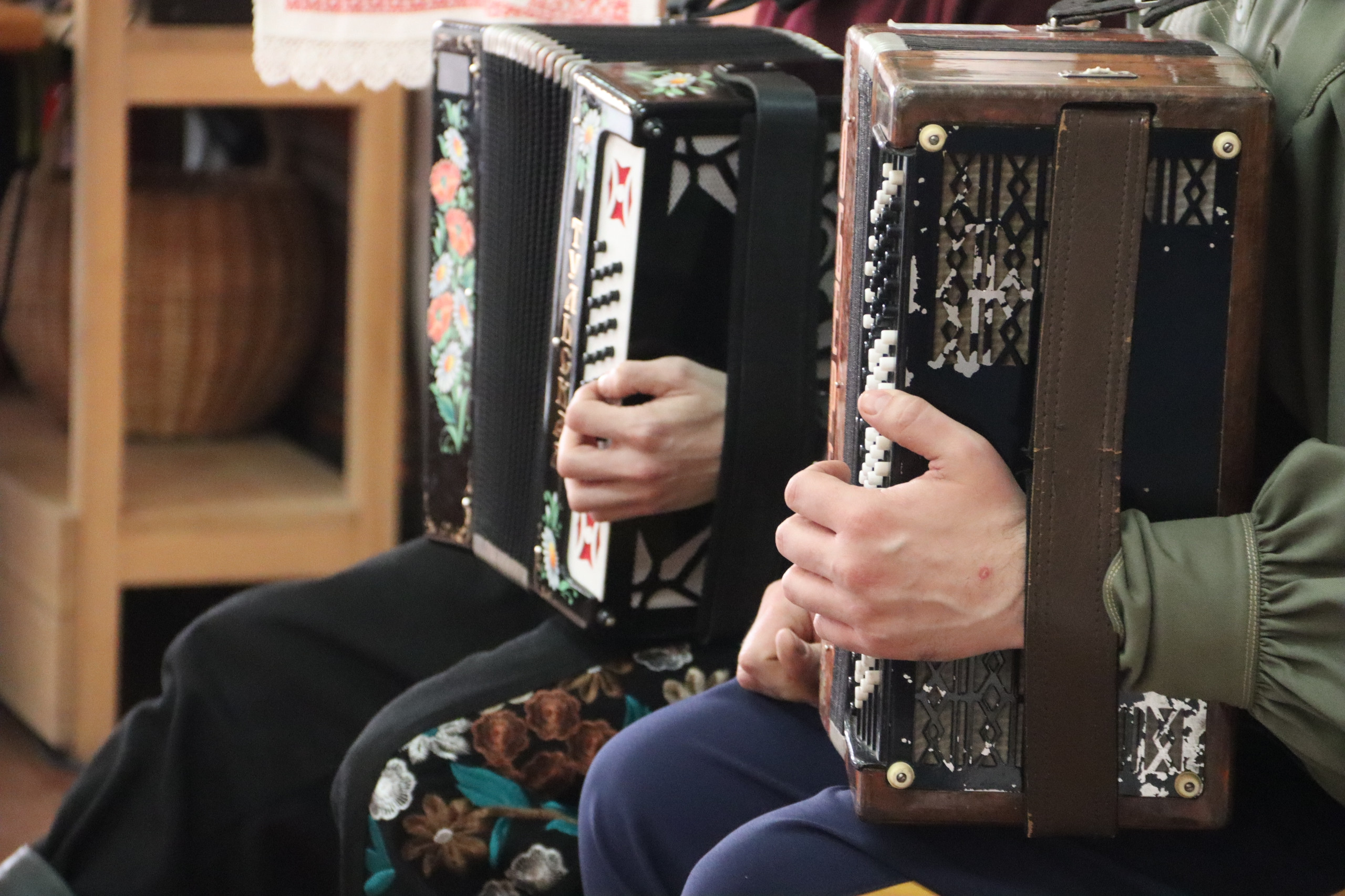 Игроки на баяне в комнате.