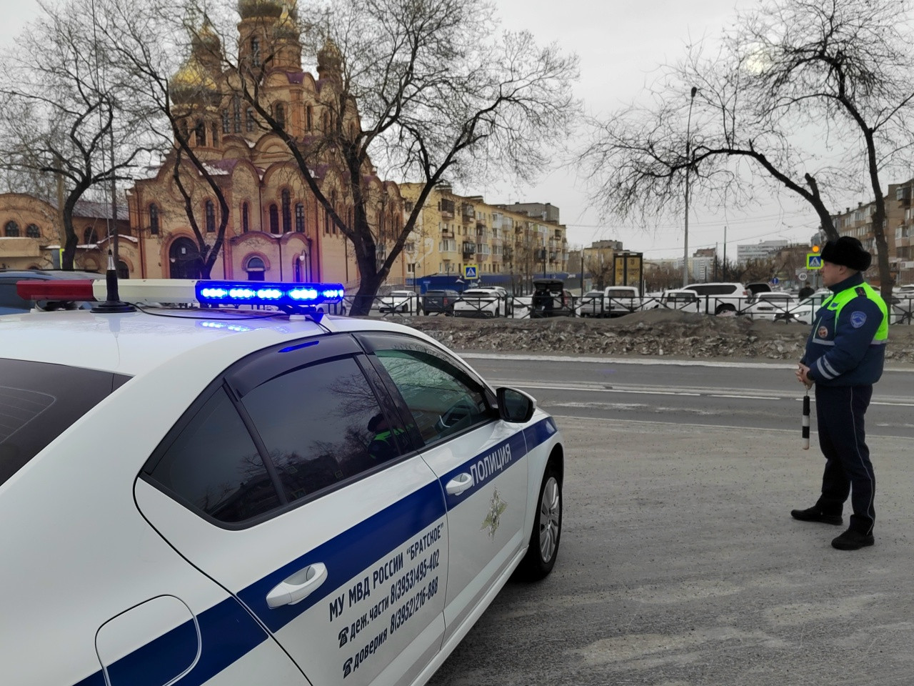 Полиция возле церкви в городе