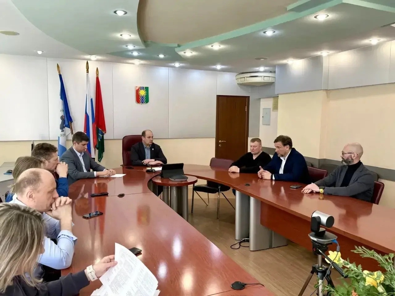 Люди на собрании в зале заседаний