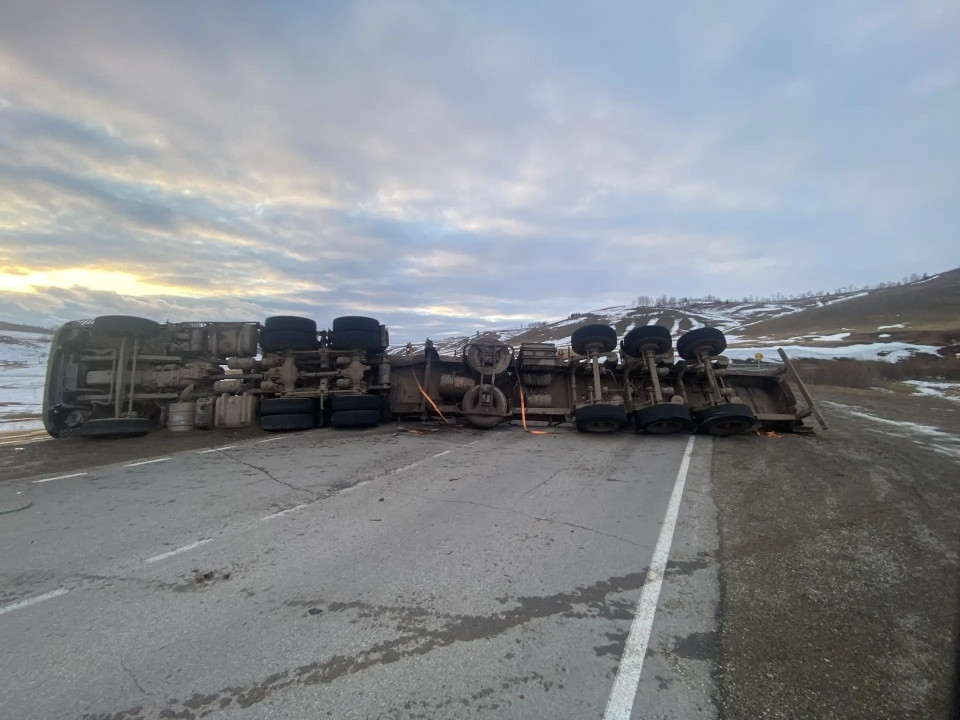 Перевернутый грузовик на дороге в снегу