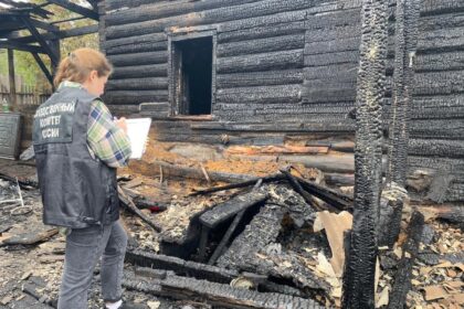 Семейная пара погибла на пожаре в Усть-Куте. Детей успели спасти