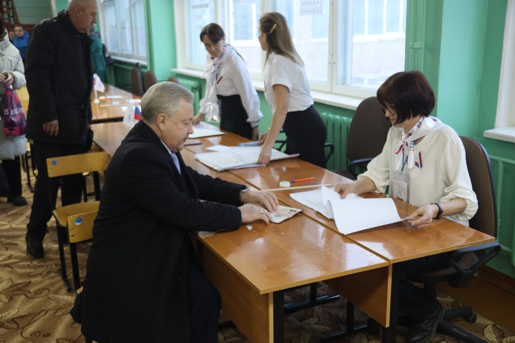 Сергей Серебренников проголосовал на своем избирательном участке